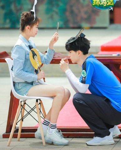 明明搭档情侣,配对成功范丞丞将胳膊搭在吴谨言肩上,哥们即视感