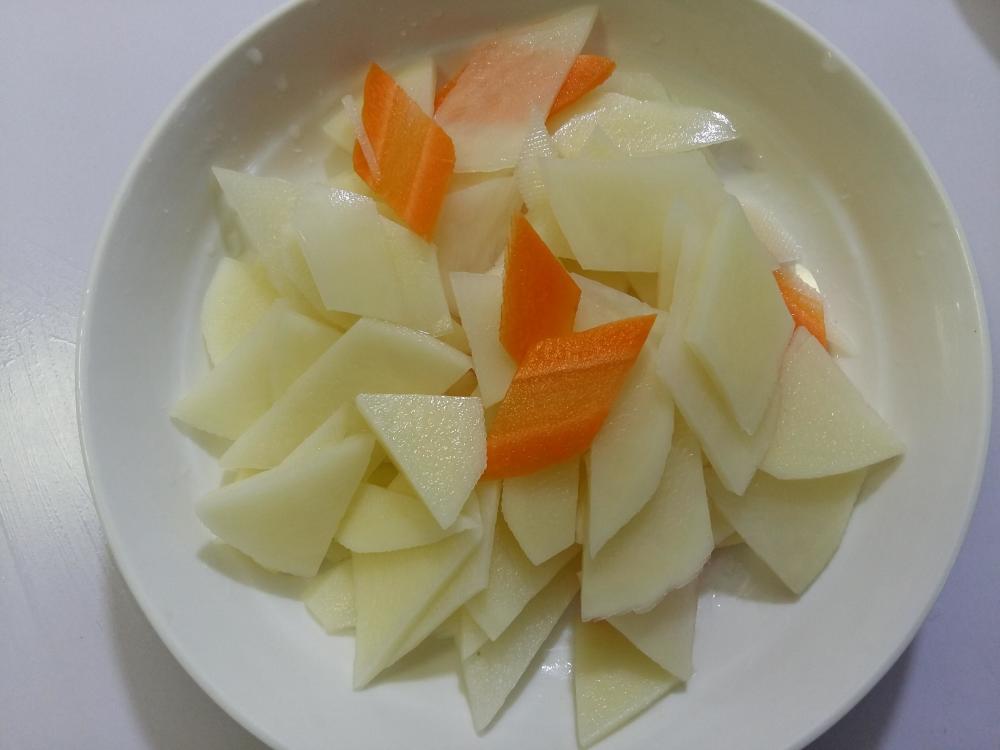 第二步:土豆切菱形片泡入水中洗去淀粉,再次换水洗净控水备用;胡萝卜