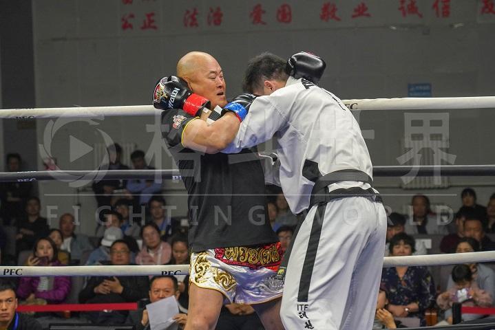 女粉丝点赞里合腿大师抗揍 田野:我不服