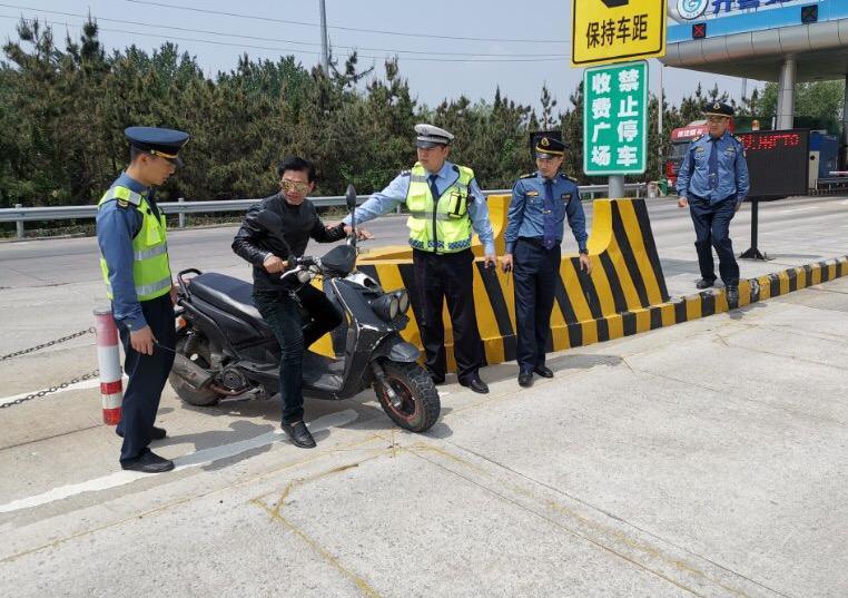 省高速公路條例》第三十九條規定,禁止行人,非機動車,摩托車,三輪車