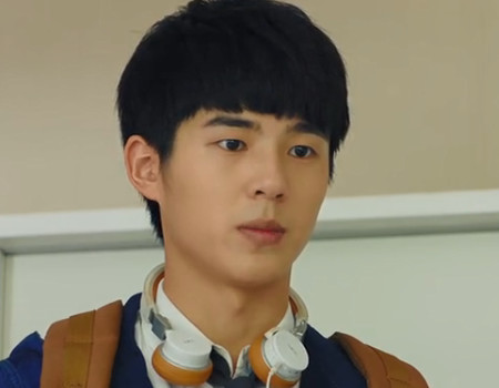 唐人街探案秦风为何把纸对折立在桌上你看懂了吗细思极恐