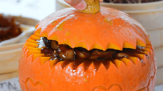 一品南瓜盅 甜美多汁的南瓜做容器,盛满了海参,红腰豆,南瓜粒,玉米