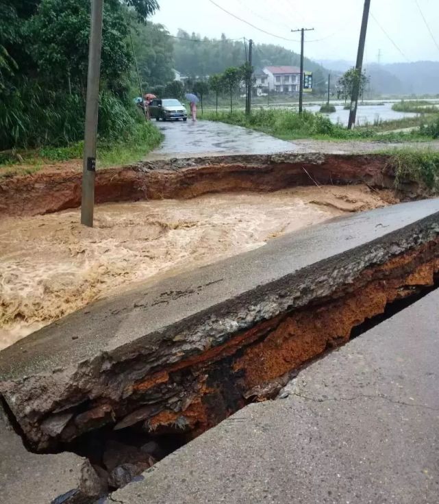 攸县鸾山镇一段乡镇道路连同地基被冲毁(图:张海燕)