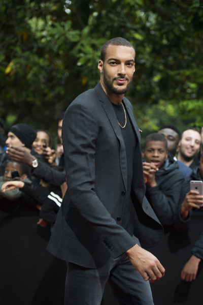 快溢出屏幕了!戈贝尔为法甲球员颁奖,大长腿秒杀现场