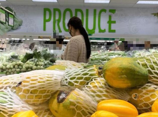 网友国外超市偶遇52岁王祖贤,女神专心买菜被