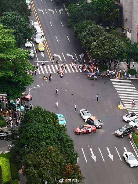 广州一女司机驾奔驰闯红灯撞倒十余名行人 惊险现场曝光