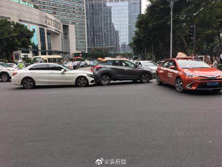 广州一女司机驾奔驰闯红灯撞倒十余名行人 惊险现场曝光