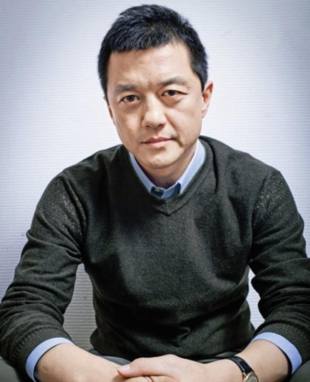 李亚鹏女友深夜晒演出照烫卷发紫色灯光下尽显优雅知性