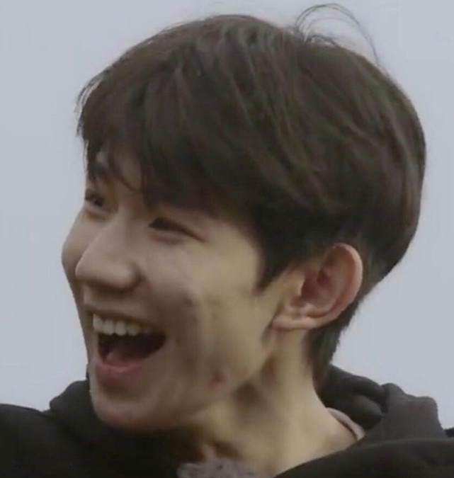 王源才几岁就开始抽烟吞云吐雾姿势娴熟人设崩塌还脱粉