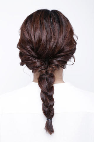 3,前额的头发如图绕到后面,并且缠绕在翻转后的马尾辫上;接着将头发