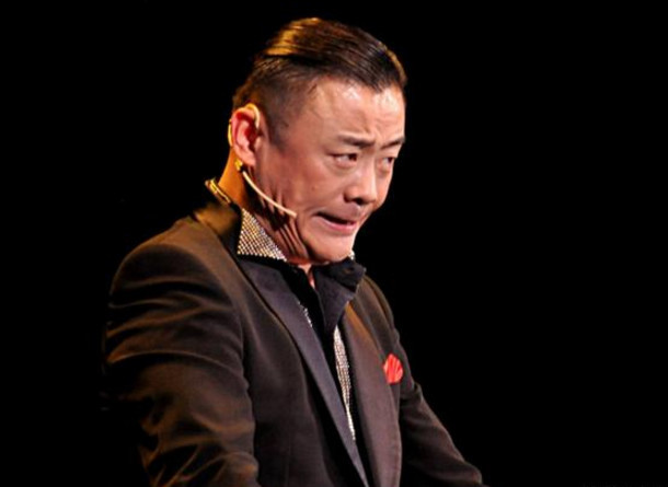 周立波自曝近况,双手拄拐表情痛苦,直言要学会关爱残疾朋友!