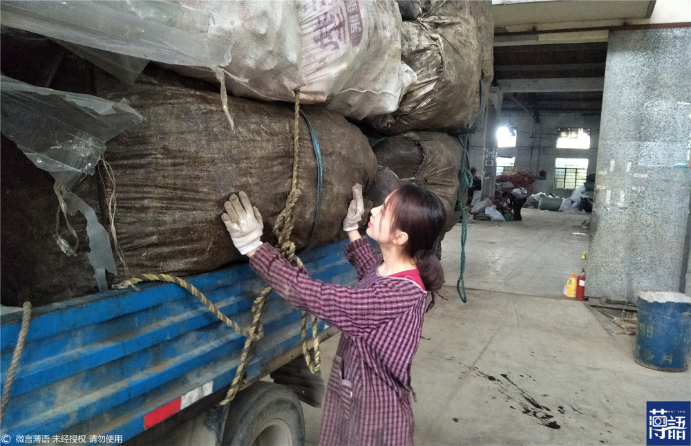 视频:90后"废品小妹"收废品十年,一天卖两卡车:凭本事挣钱不丢人