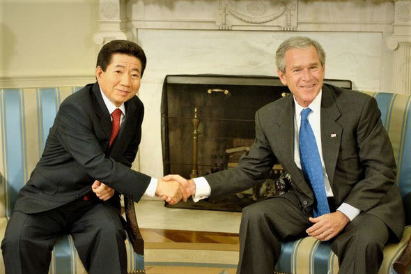 2005年6月10日,卢武铉总统和小布什总统在美国华盛顿白宫举行韩美首脑