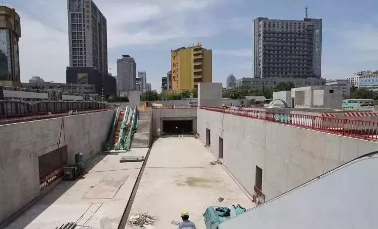 连接中央百大和悠沃时尚街;4号出入口连接苏宁广场南侧富景广场;5号