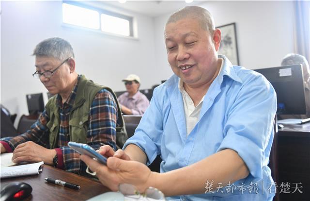 為了兒孫為了親情擁抱數(shù)碼時(shí)代，銀發(fā)老人扎堆學(xué)用智能手機(jī)(圖1)