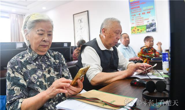 為了兒孫為了親情擁抱數(shù)碼時(shí)代，銀發(fā)老人扎堆學(xué)用智能手機(jī)(圖2)