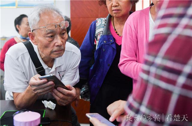 為了兒孫為了親情擁抱數(shù)碼時(shí)代，銀發(fā)老人扎堆學(xué)用智能手機(jī)(圖4)