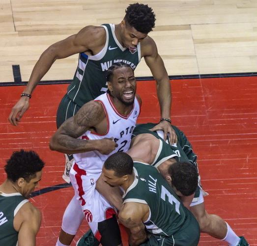 第三节9分44秒,伦纳德接球传给队友,队友传丢了,伦纳德上去又抢了回来