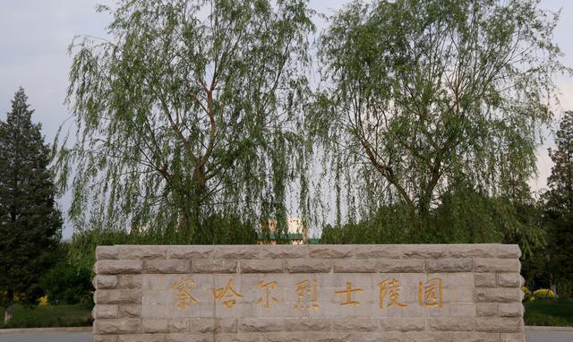 察哈尔烈士陵园正门察哈尔烈士陵园主体雕像察哈尔烈士陵园主体雕像