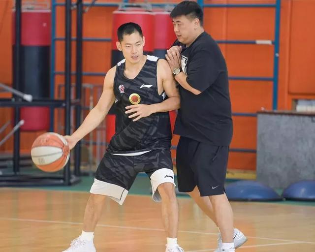 巩晓彬改变山东男篮气质 这个夏天练疯了 陶汉林狂瘦25斤