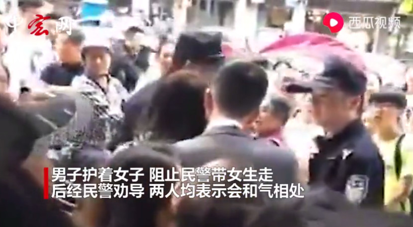 妹子当街狂扇男友52个耳光,只因520没收到礼物:我花钱养他