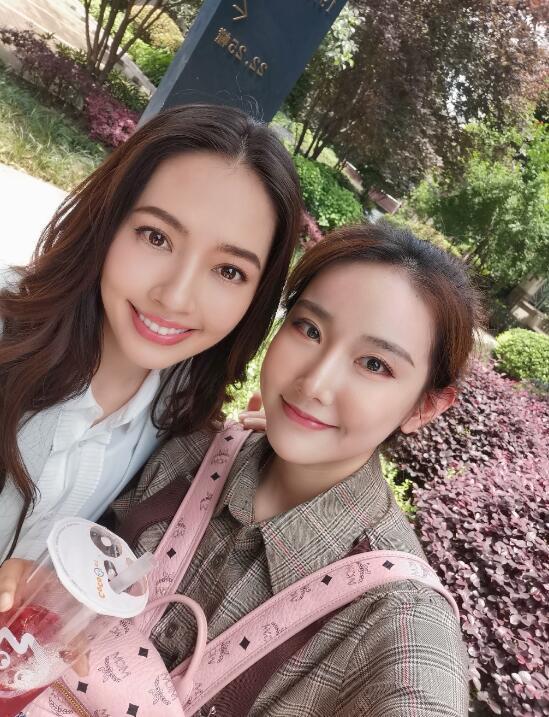 男粉丝偶遇向佐郭碧婷,大胆与女神贴面合照,向佐表情令人意外_腾讯