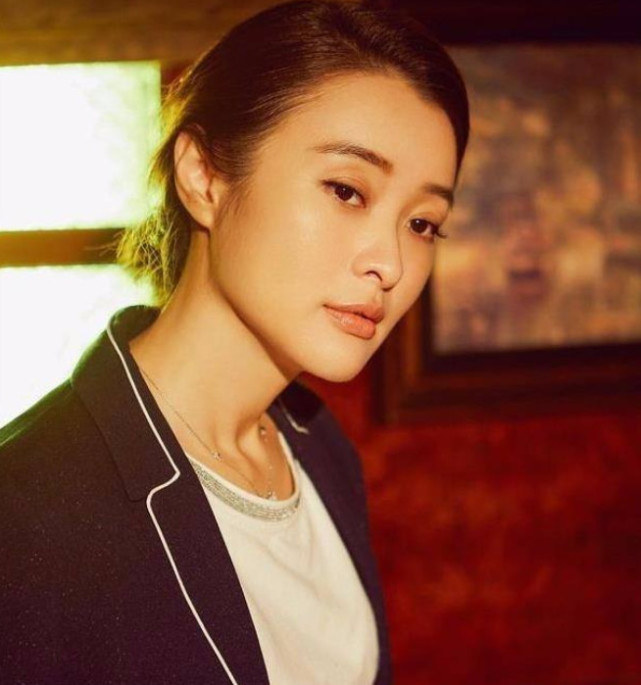 难怪"凌玲"一直素颜,当看到她化上浓妆后,原来怕惊艳到大家!