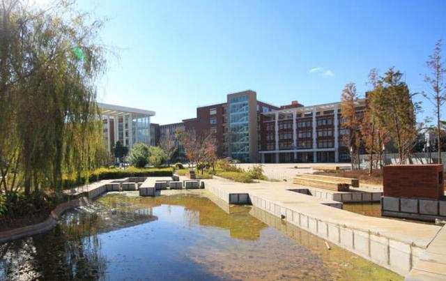 云南师范大学,简称"云师大",学校位于云南省昆明市,其前身是1938年