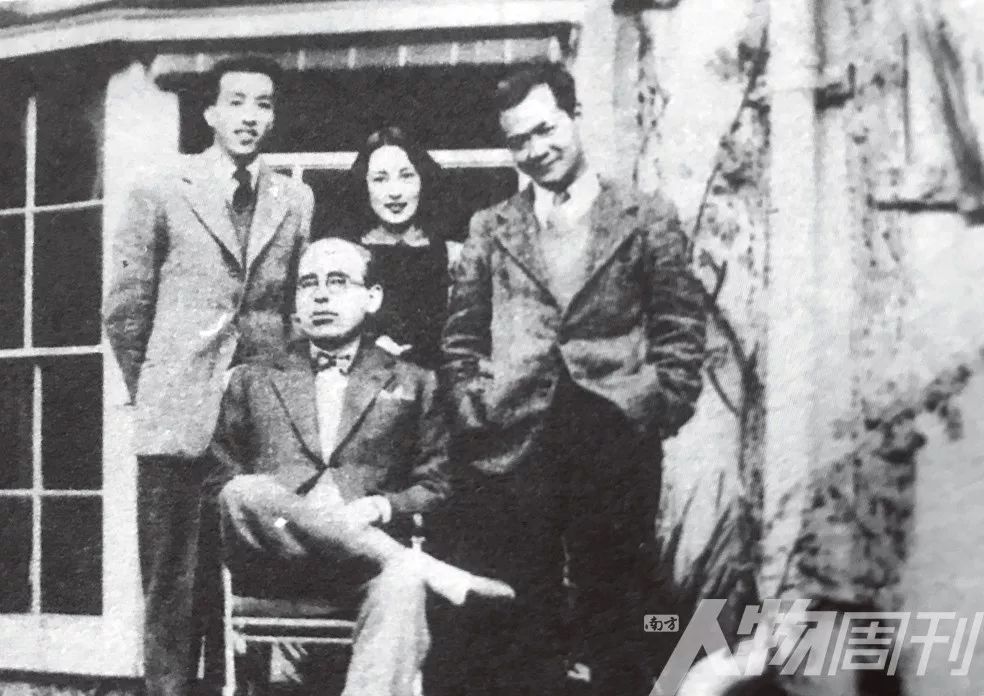 1946年,萧乾与前妻格温,友人陈紘(后排左一)访问住在剑桥的一位学者