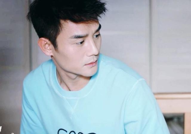 虽然《欢乐颂》捧红了一众主演,但却除了他,剧中"魏渭"(奇点)的瘦演