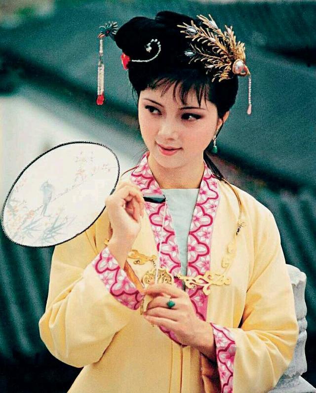 红楼梦里薛宝钗是最有主见的姑娘有自己的原则是成人心态