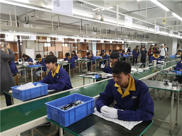 天华照明工作车间 实习生易映竹摄