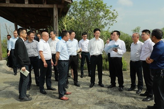 牛佛镇双河村,回龙镇优胜村等地进行实地调研,详细了解现代农业园区