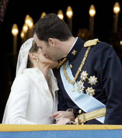 西班牙国王夫妇结婚15周年,当年婚礼害羞,竟然