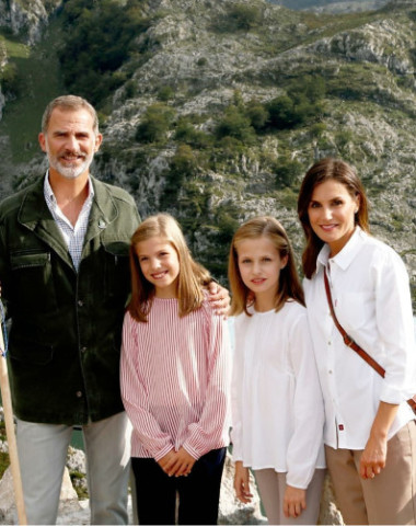 西班牙国王夫妇结婚15周年,当年婚礼害羞,竟然