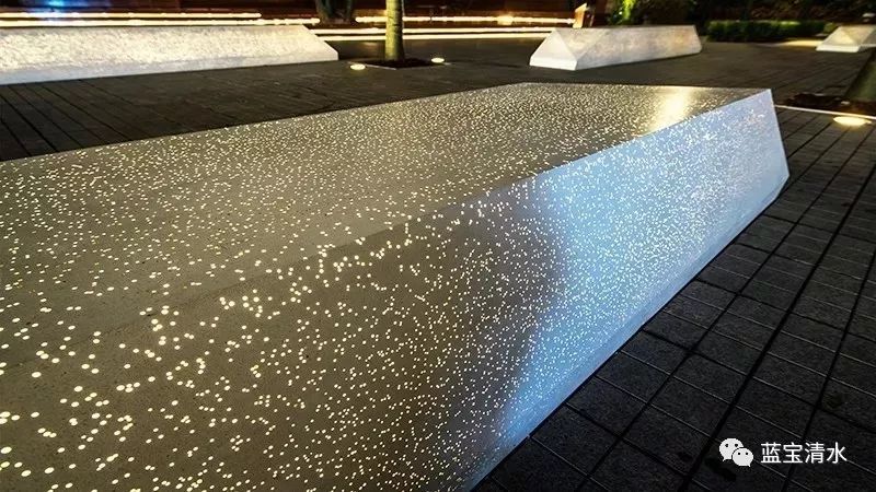 夜色中的透光混凝土在景观中更美