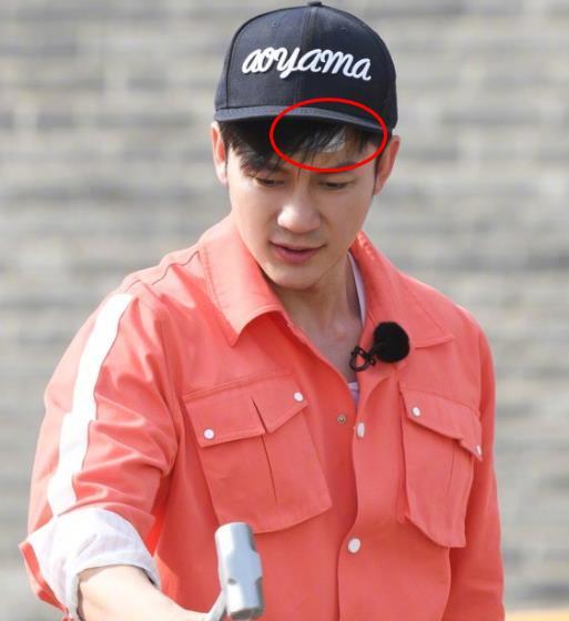 李晨录跑男摔进泥潭,镜头拍到他的表情,粉丝炸了:下一季退出吧