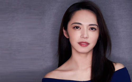 姚晨深夜与好友聚会,室内抽烟吞云吐雾,动作娴熟如老烟枪