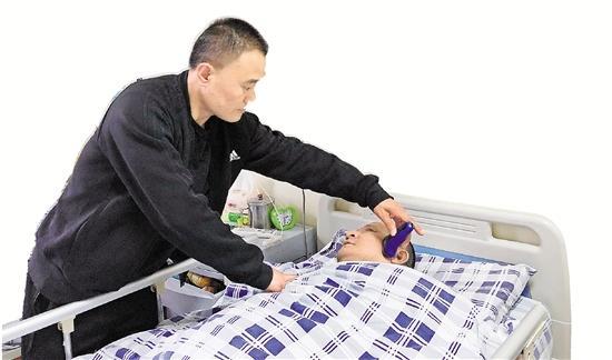 一声战友一辈子 退伍消防战士高越照顾高位截