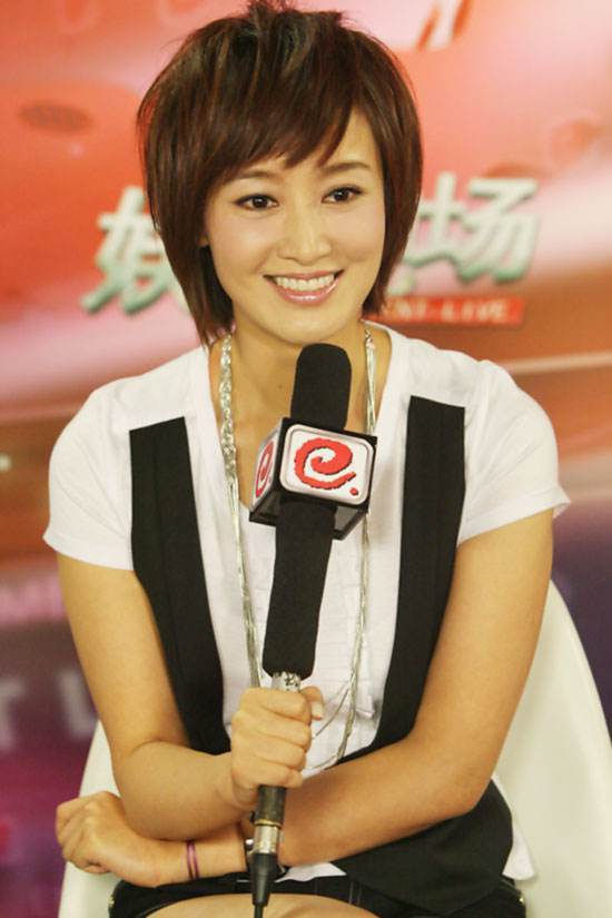 曾央视女主持,丈夫为娶她净身出户,今2个女儿太可爱