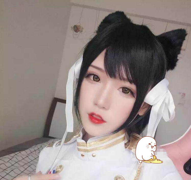 腐团儿晒cos照,白色银发引来争议,撩头发动作哪里学来的?