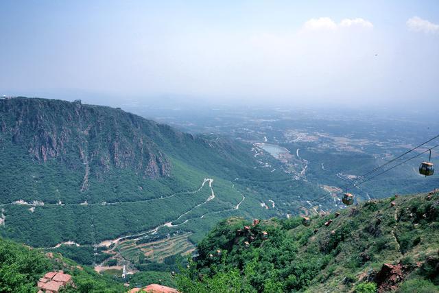 週末,與朋友們自駕去鄭州附近的伏羲山紅石林景區遊玩兒.