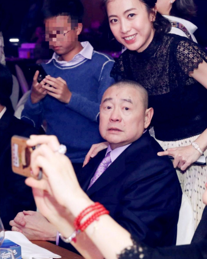 甘比接受专访调侃刘銮雄害羞又低调,爆10岁女儿靠自己赚了十万