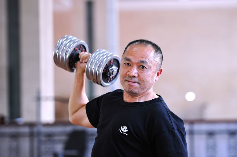 据公开报道,王万涛8岁学习散打,武术功底过硬,55岁时仍天天健身,"40多