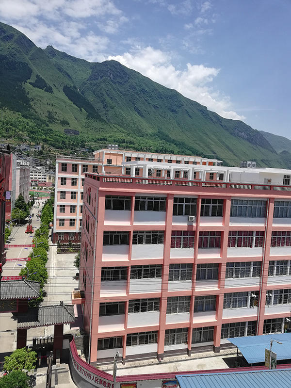 山下的雷波中学 本文图均为 澎湃新闻记者 廖瑾