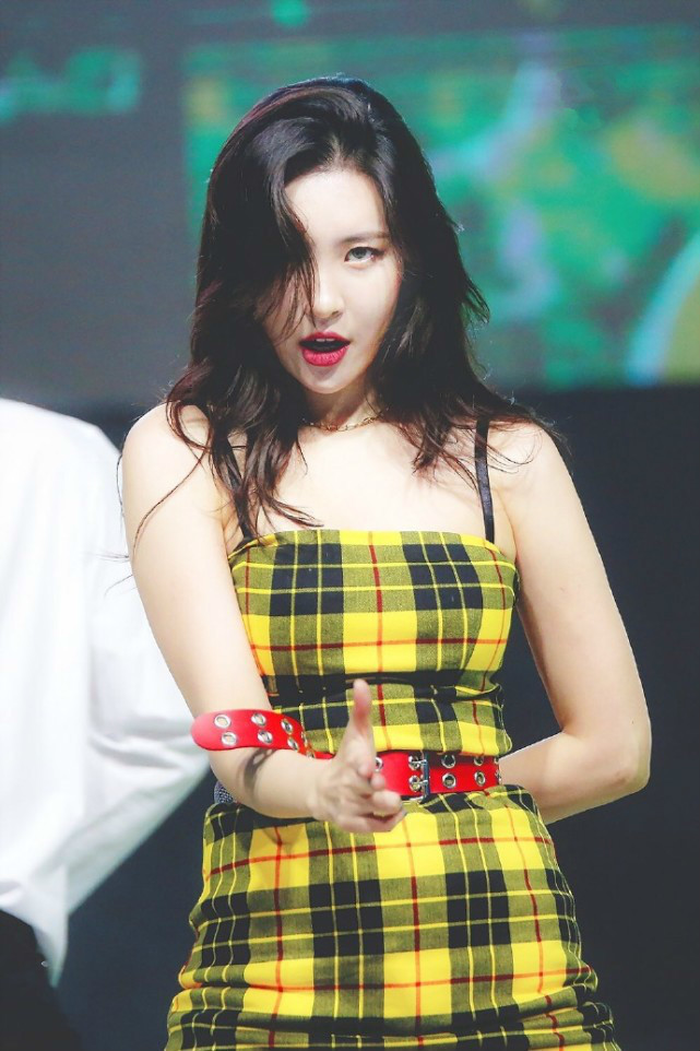 其实这也只是为了调整一下现场气氛,宣美如此认真还鞠了一个躬,这种