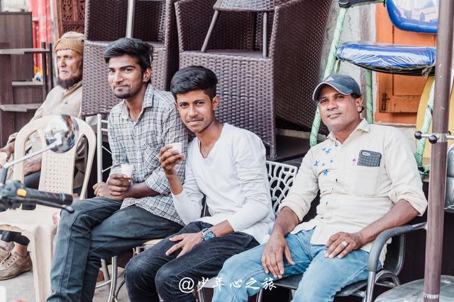 排着队和中国游客握手与合影,印度人为何对中国人如此热情?