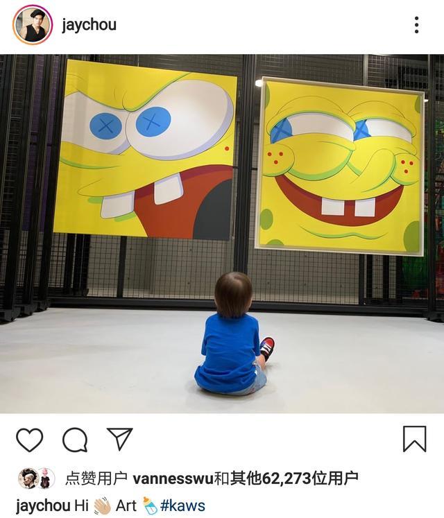 周杰伦|周杰伦晒妈妈近照，身着连衣裙抱宠物端坐气质佳，被儿子猛夸时尚