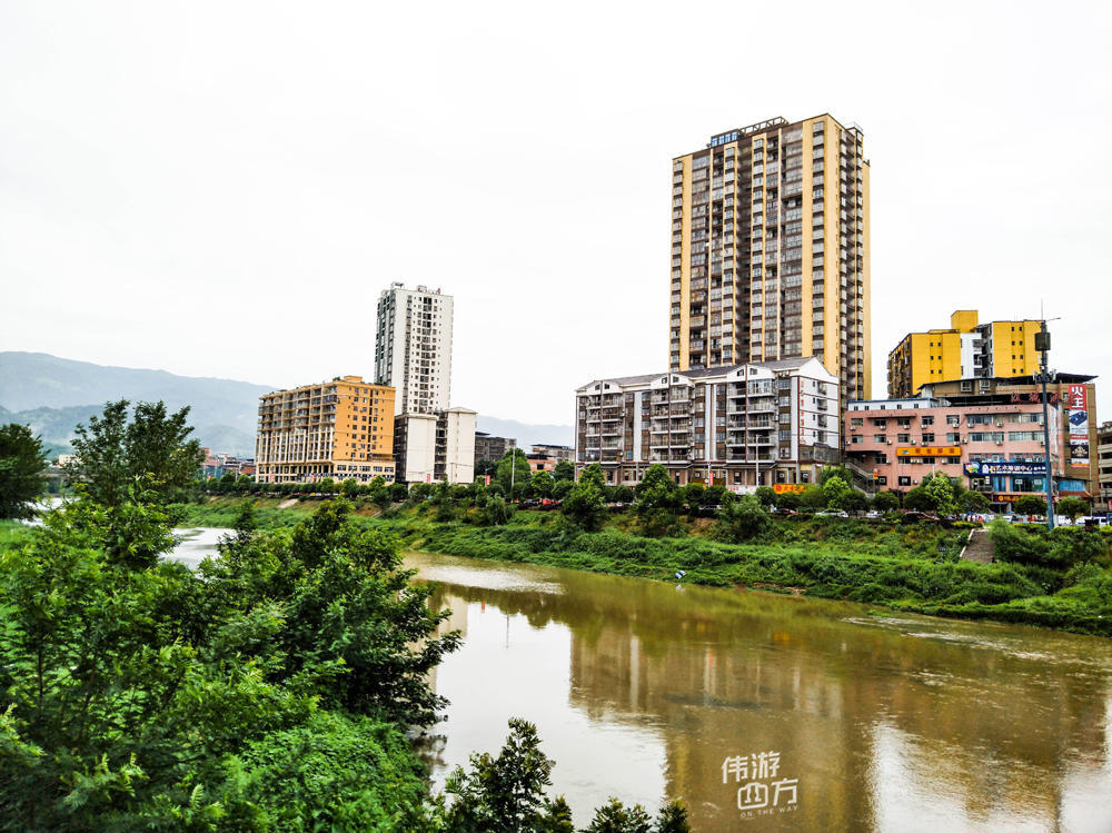 重慶開州臨江鎮有一座廊橋,仿古風格,位於南河之上