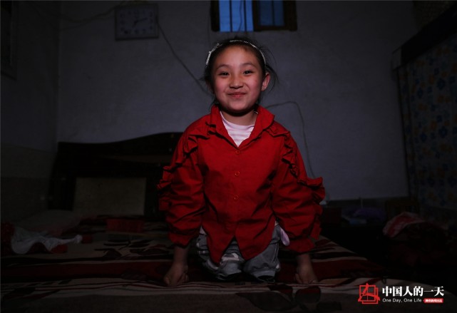 这个女孩笑容甜美却没有腿 靠残缺的双手行走